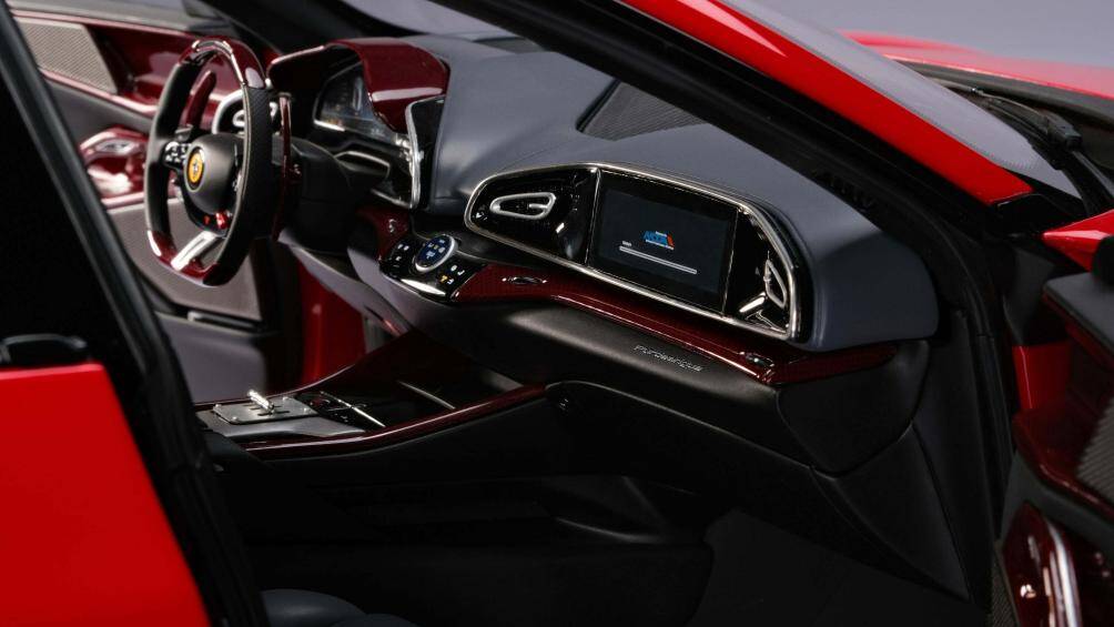 Ngoài ra, mô hình còn chứa hàng nghìn chi tiết kim loại được chế tạo chính xác như xe thật bằng phương pháp đúc, khắc axit hoặc phay CNC.