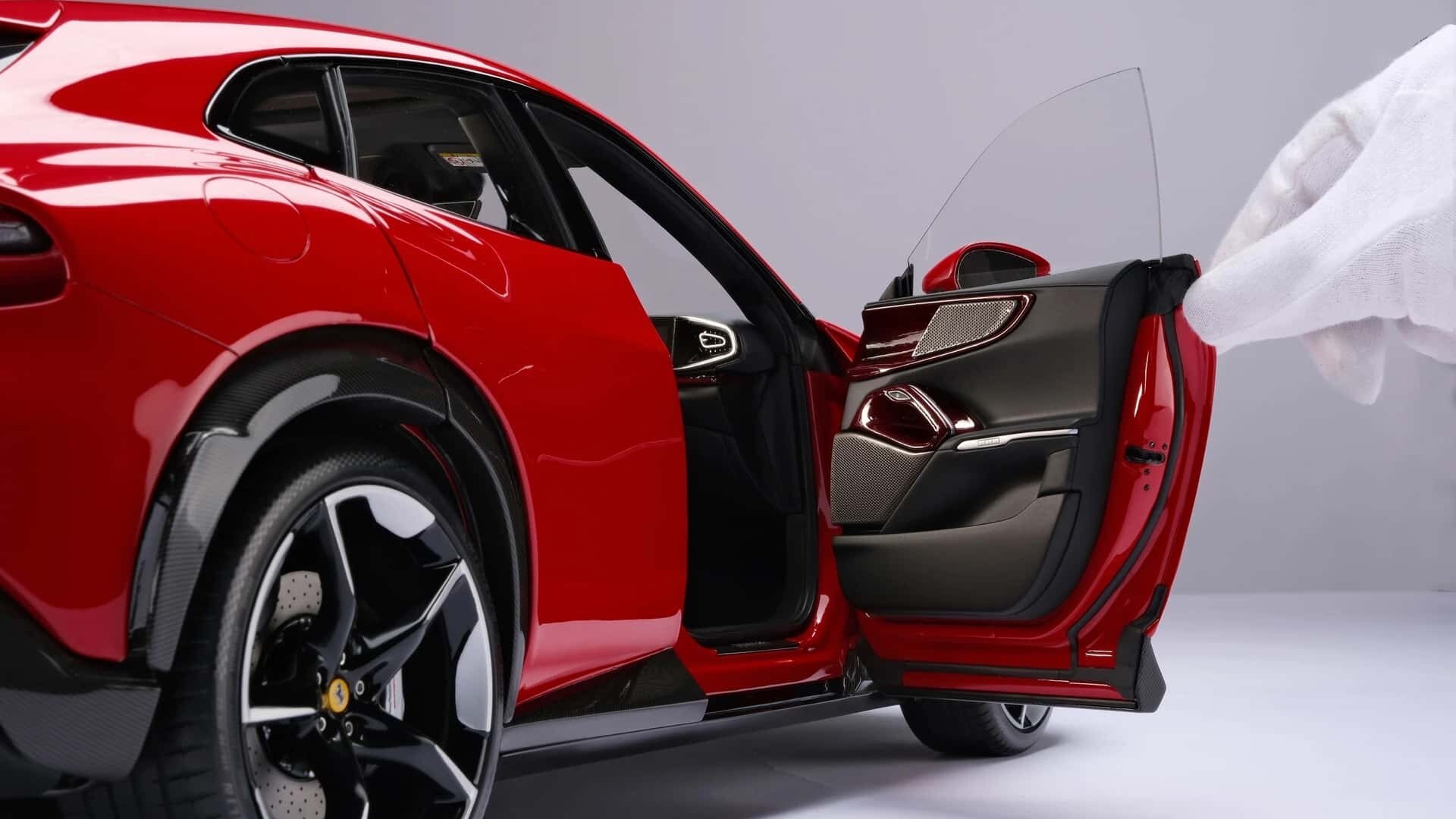 Mô hình Ferrari Purosangue có giá khởi điểm 15.995 USD (khoảng 378 triệu đồng) cho phiên bản Limited Edition với màu sơn ngoại thất đỏ và nội thất đen.