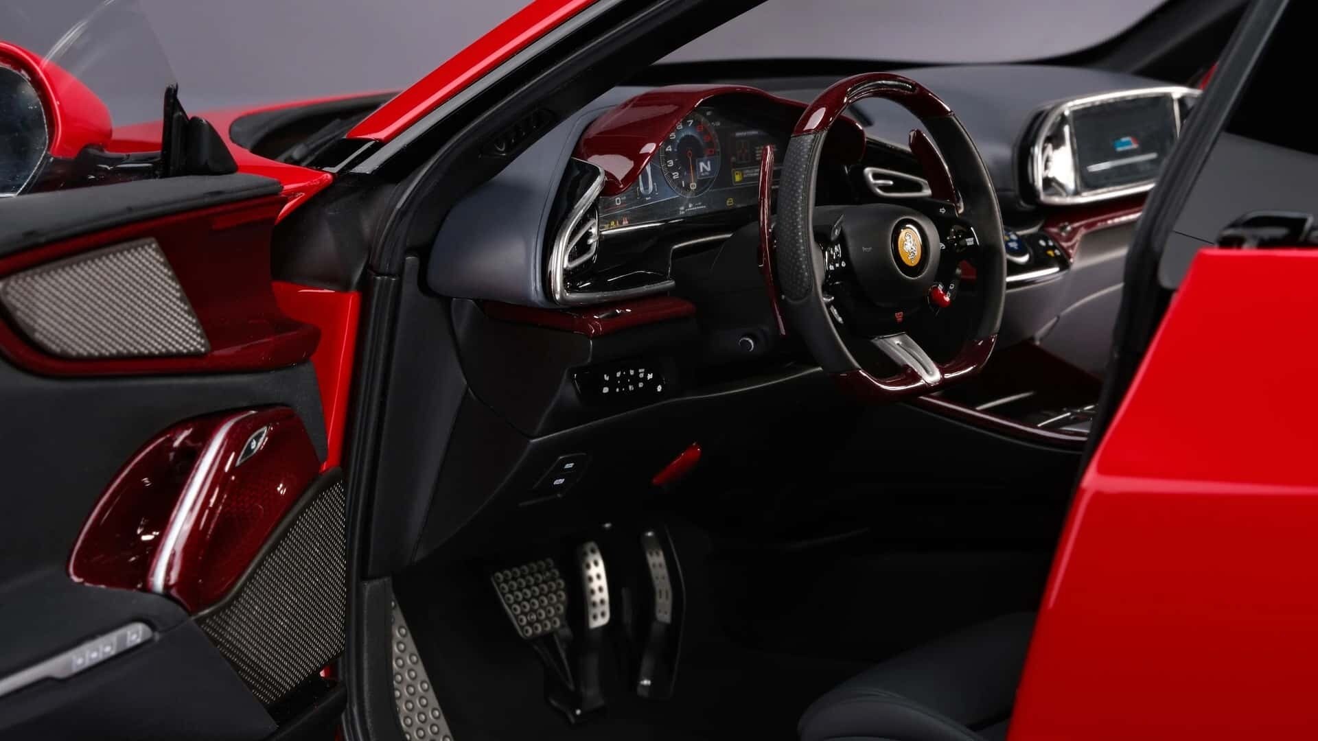 Các chi tiết nội thất như bảng đồng hồ, màn hình, ghế ngồi, phần yên ngựa hay cụm phím chức năng đều được làm chuẩn xác với thực tế.