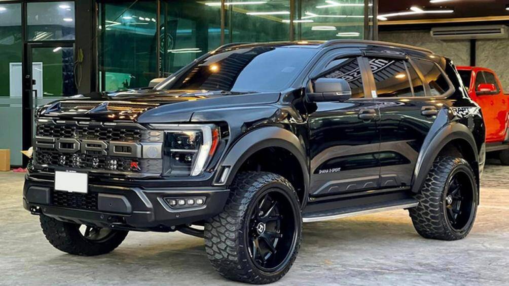 Một chiếc Ford Everest tại Thái Lan đã được độ theo phong cách bán tải F-150 Raptor hầm hố.