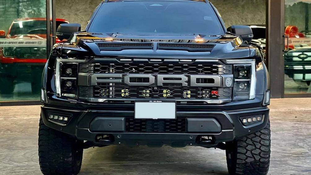 Xưởng độ Shana E-Sport đã tinh chỉnh lại phần đầu xe với lưới tản nhiệt lớn hơn tích hợp dòng chữ FORD khổng lồ và bổ sung thêm dàn đèn phụ bên dưới ca-pô.