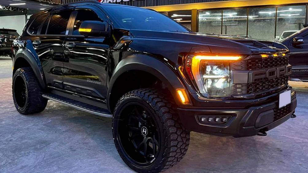 Ngoài ra, vòm bánh xe cũng được mở rộng khiến tổng thể chiếc xe SUV Ford Everest Raptor trông cơ bắp hơn, cùng với đó là bộ mâm cỡ lớn bao bởi bộ lốp đa địa hình.