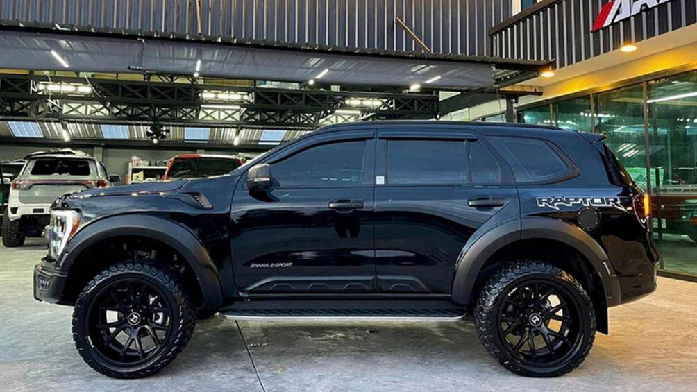 Thềm cửa được kéo dài, chiều cao xe được nâng lên, sticker Raptor tại nửa sau hông xe, chắn bùn mới và đèn hình chữ Everest tại đuôi xe.