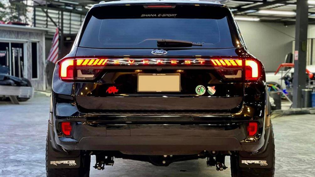 Dù trông mạnh mẽ hơn nhưng chiếc Ford Everest Raptor độ chế tới từ xưởng độ Thái Lan không có hệ thống treo Fox Live Valve giống như một chiếc Raptor thực thụ.