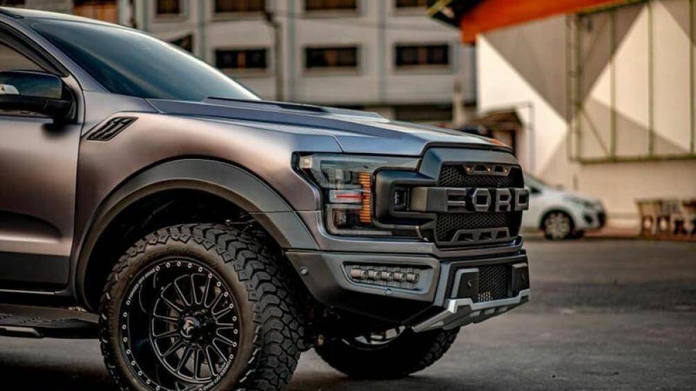 Tất cả các phụ kiện như đèn pha, lưới tản nhiệt, body thân rộng nhằm phục vụ việc độ chiếc Ford Everest đều được thiết kế và sản xuất nội địa.