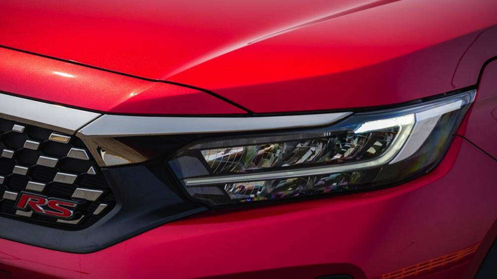 Honda WR-V bản 1.5L S tiêu chuẩn có gương chiếu hậu chỉnh điện, đèn pha Halogen không tự động bật/tắt, vành hợp kim 16 inch màu bạc và ăng ten thanh que.
