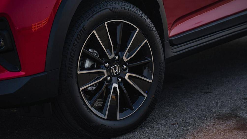 Honda WR-V bản RS cao cấp nhất được trang bị lưới tản nhiệt với mắt lưới mạ crôm như bàn cờ vua, đèn LED báo rẽ tuần tự và bộ vành hợp kim 17 inch.