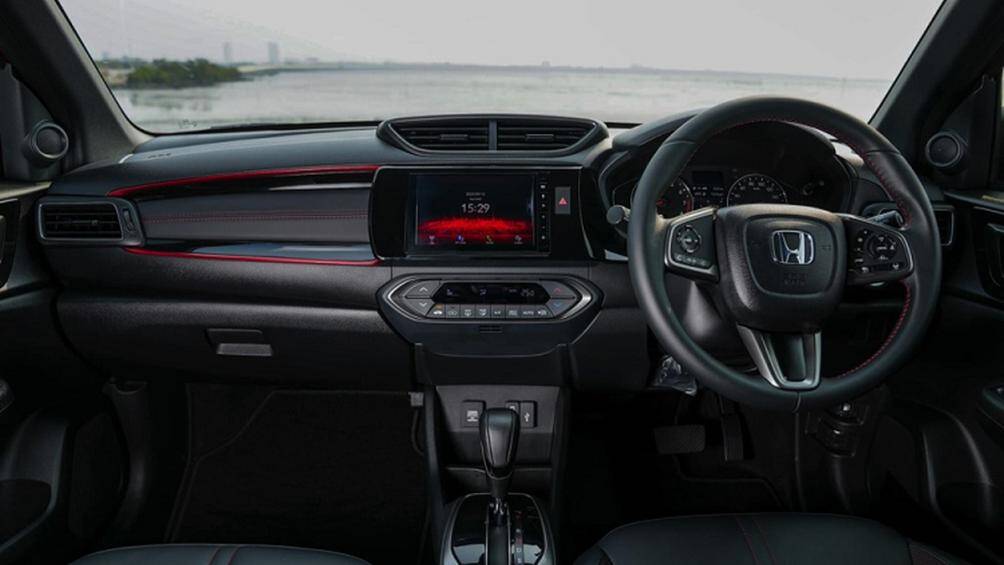 Về nội thất, khoang cabin của Honda WR-V được trang bị bảng đồng hồ analog, cần số và phanh tay điện tử.