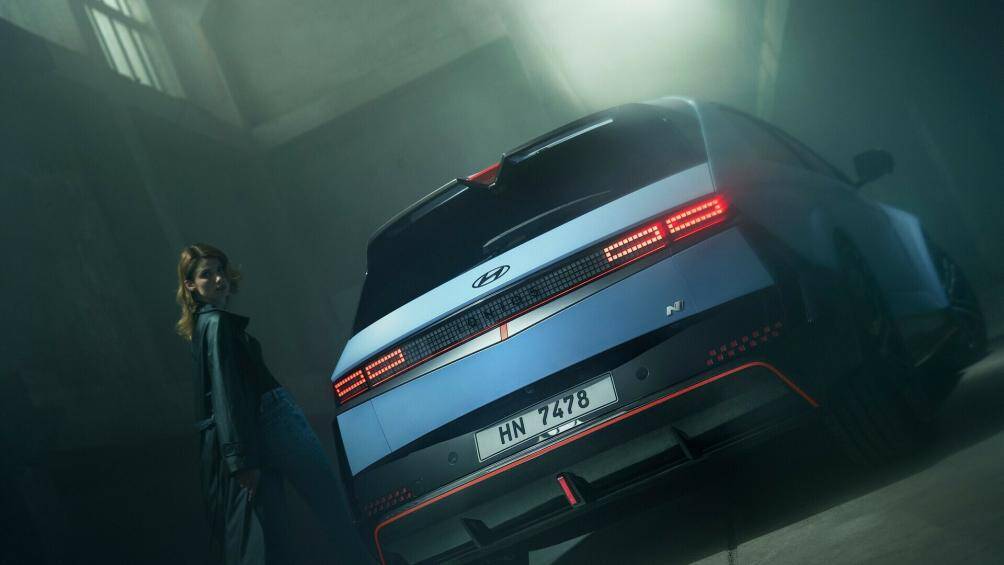 Dựa trên nền tảng E - GMP, Ioniq 5 N cho phép khả năng sạc nhanh và xả nhanh. Khối pin có dung lượng 84 kWh có thể phục hồi từ 10% lên 80% trong vòng 18 phút.