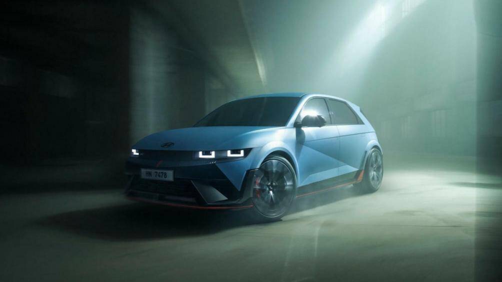 Xe được bổ sung bộ chia gió trước, hốc hút gió có thể đóng mở chủ động, kèm hệ thống lưới tản nhiệt mới.