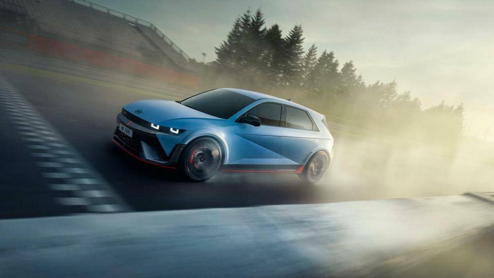 Hyundai Ioniq 5 N sở hữu vẻ ngoài khác biệt. Ở phía trước, Ioniq 5 N như khoác lên mình chiếc mặt nạ bí ẩn với những đường nét sơn đen chủ đạo.