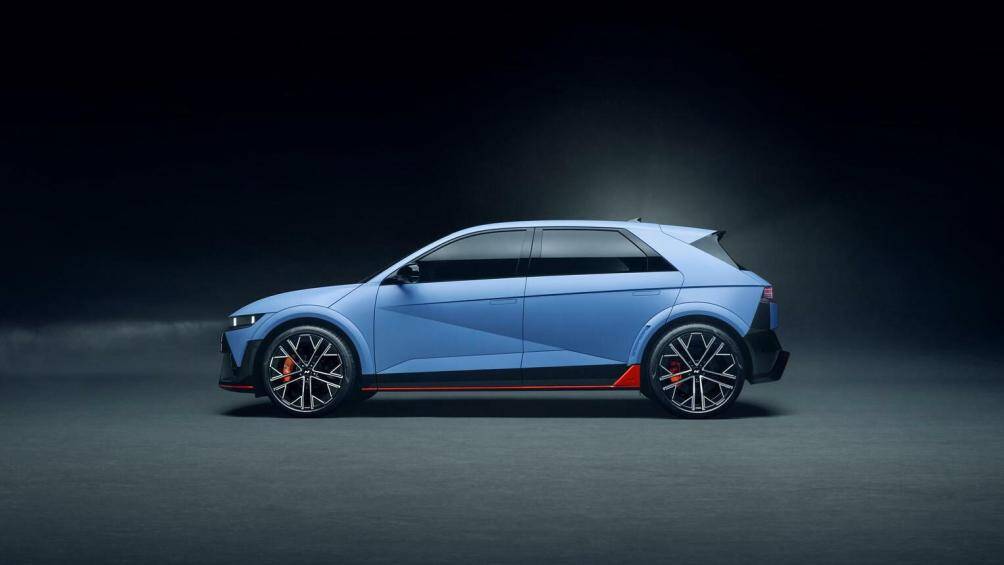 Ở chính giữa là điểm đánh dấu màu cam và được nhân rộng dọc theo phần dưới của cản trước, kéo dài toàn bộ chiều rộng xe.