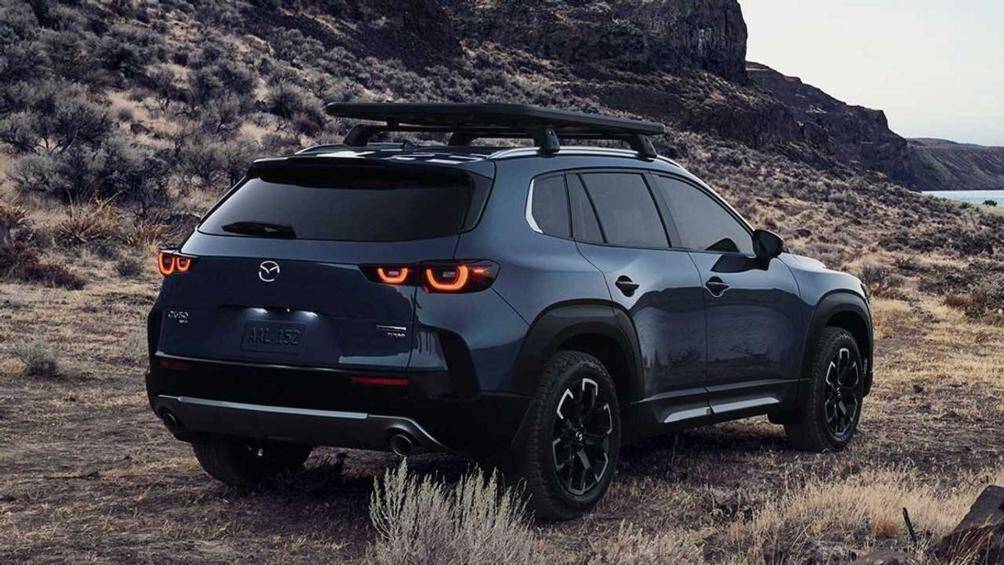 Mẫu SUV địa hình của Mazda có khoảng sáng gầm lớn hơn CX-5. Xe còn được trang bị giá nóc có độ bền cao.