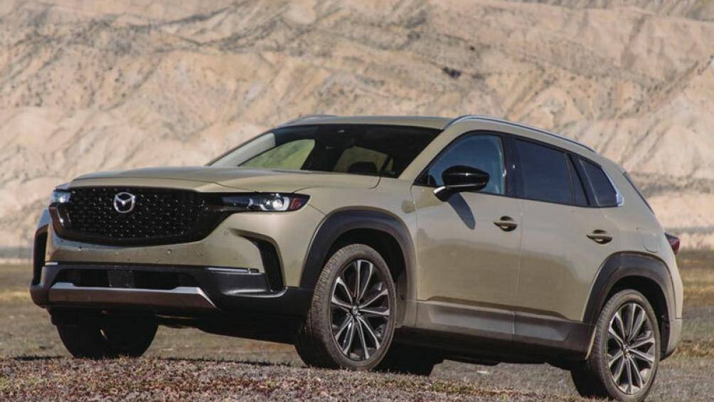 Ở ngoại thất, Mazda CX-50 2024 vẫn sử dụng nhiều chi tiết ốp nhựa màu đen, mang đến một diện mạo khỏe khoắn.