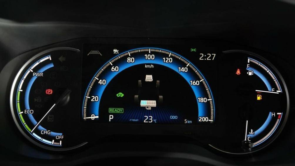 Cả hai phiên bản của Toyota Innova 2023 tại Thái Lan được trang bị hệ truyền động hybrid, bao gồm máy xăng 4 xi-lanh, dung tích 2.0L và mô-tơ điện.