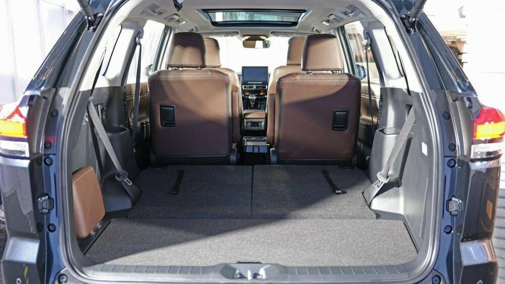 Bên trong khoang nội thất, Toyota Innova Zenix 2023 bố trí không gian nội thất ba hàng ghế với 7 chỗ ngồi.
