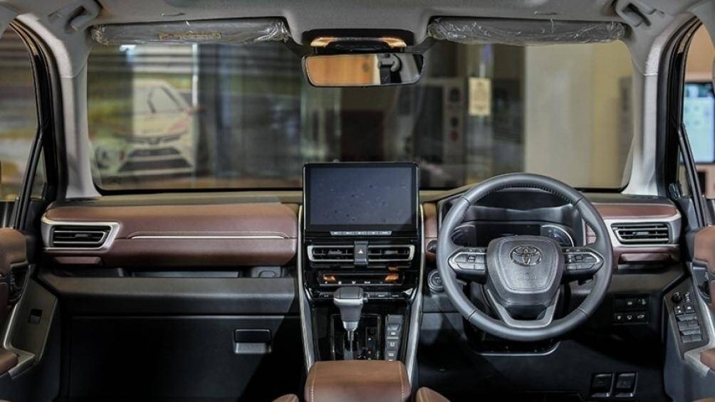 Một số trang bị nổi bật của xe bao gồm: Vô-lăng chỉnh 4 hướng, bảng đồng hồ 7 inch, màn hình điều khiển trung tâm 10,1 inch, cửa sổ chỉnh điện chống kẹt...