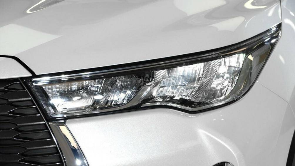 Về ngoại thất, Toyota Innova Zenix 2023 có đèn pha LED phản xạ đa hướng, bật/tắt tự động, dải đèn LED định vị ban ngày, đèn sương mù phía trước...