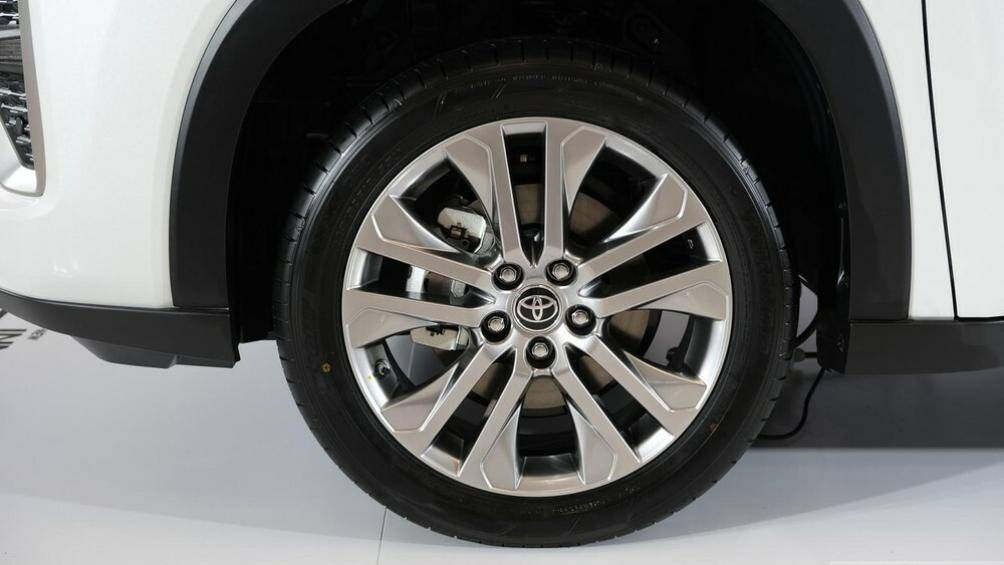 Trang bị an toàn của Toyota Innova Zenix 2023 cũng khá đầy đủ với 6 túi khí, bốn cảm biến trước, bốn cảm biến sau, hệ thống cân bằng điện tử, hỗ trợ khởi hành ngang dốc...