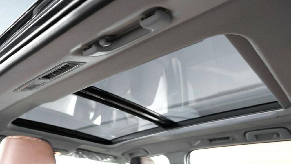 Bản Premium có thêm cửa sổ trời toàn cảnh Panorama. Toyota Innova Zenix 2023 bán tại Thái Lan có bốn tùy chọn màu sơn ngoại thất là xanh đậm, bạc, đen và trắng ngọc trai.