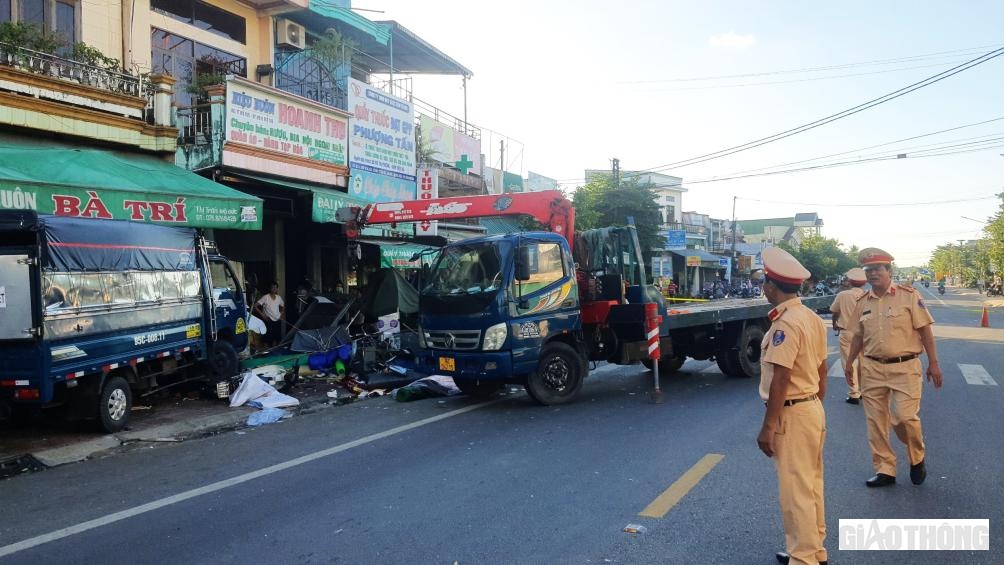 Công an phong tỏa hiện trường phục vụ công tác cẩu chiếc xe tải khỏi nơi gây tai nạn.