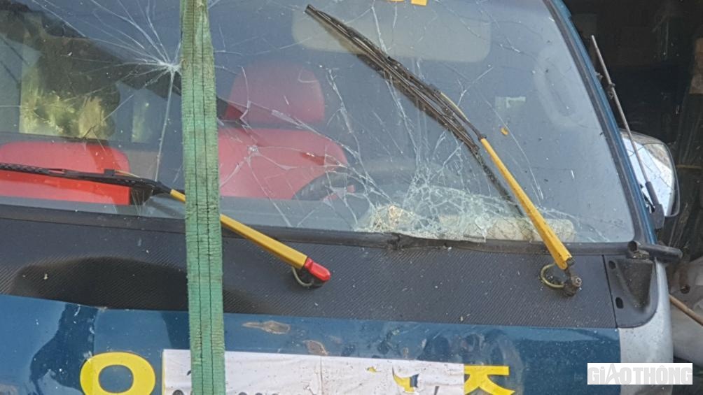 Phần kính của xe tải gây tai nạn hư hỏng.