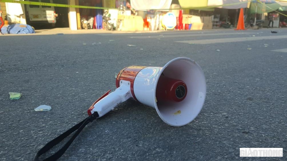 Chiếc loa rao bán chè của bà Nguyễn Thị Ngọt bị hất tung văng ra giữa nền đường QL1.