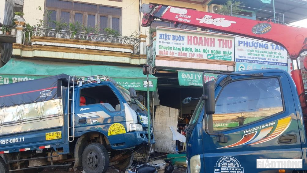 Một chiếc xe cẩu được điều động đến hiện trường để cẩu xe gây tai nạn đi nơi khác.