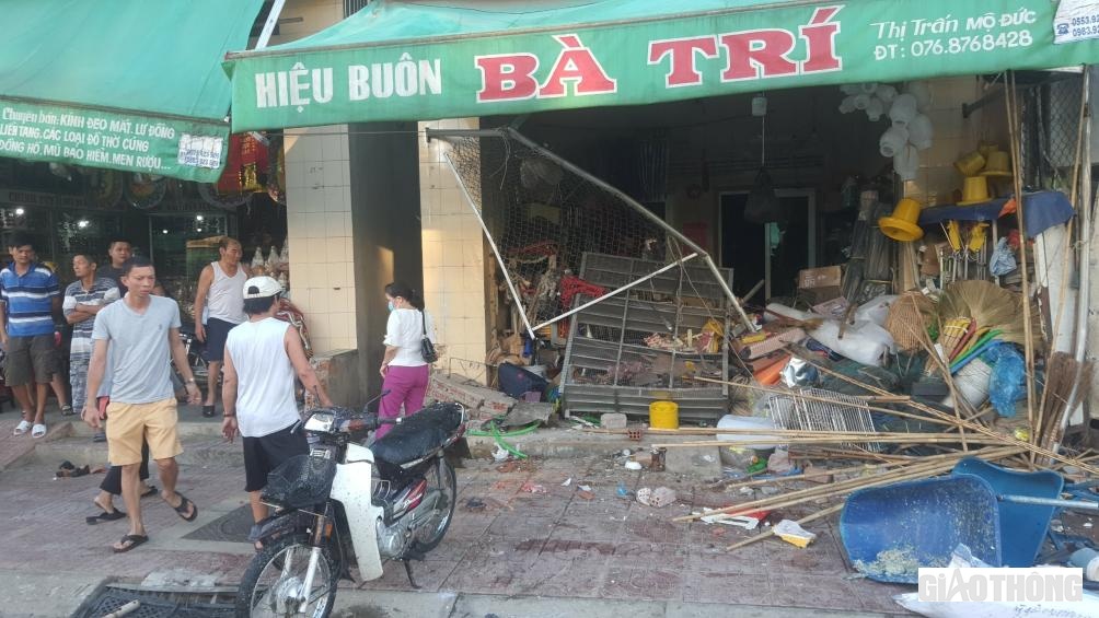 Khung cảnh ngổn ngang nơi hiện trường vụ TNGT nghiêm trọng trên QL1 qua địa bàn thị trấn Mộ Đức làm hai người tử vong, một người bị thương.