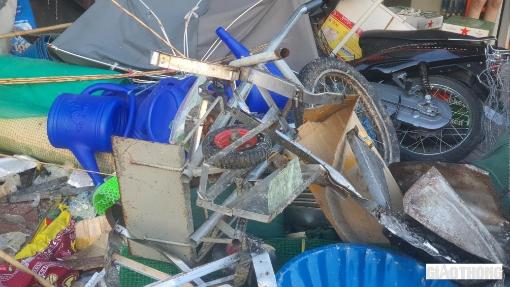 Chiếc xe đẩy bán chè của bà Nguyễn Thị Ngọt sau vụ tai nạn chỉ còn lại khung sắt cong vẹo biến dạng.