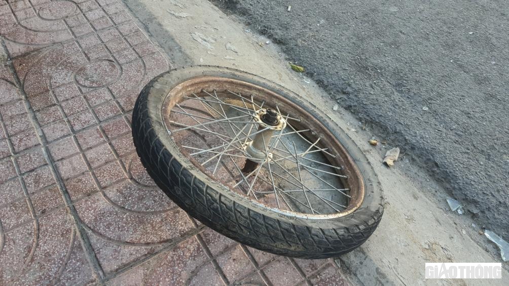 Bánh xe đẩy bán chè của bà Nguyễn Thị Ngọt văng ra bên ngoài sau khi bị xe tải tông trực diện.