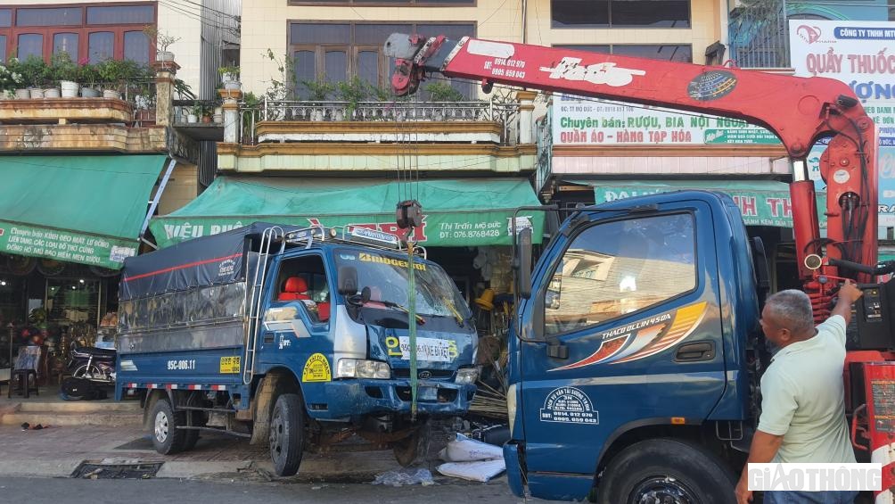 Sau khoảng 20 phút, chiếc xe tải gây tai nạn mới được đưa ra khỏi hiện trường vụ tai nạn.