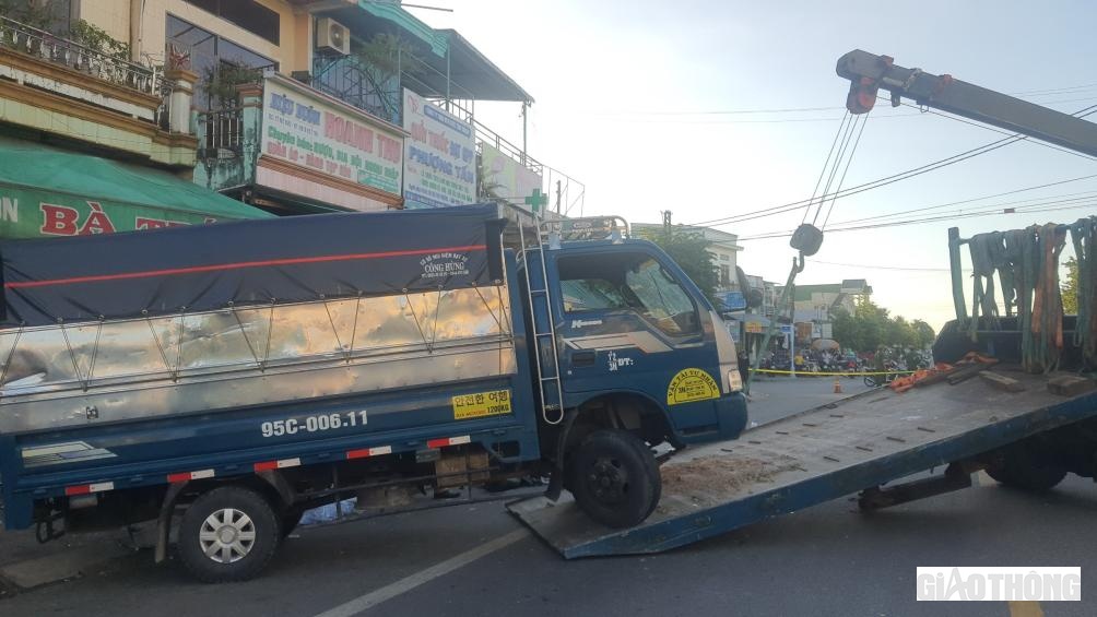 Chiếc xe tải gây tai nạn được chở về trụ sở công an phục vụ công tác điều tra.