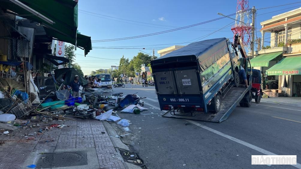 Xe tải gây tai nạn vừa hoàn thành việc thay đổi hồ sơ xe sau khi sang nhượng, phương tiện này có trọng lượng 1,2 tấn, là loại xe tải nhỏ vừa được ông Đặng Cường, quê xã Nghĩa Hà, TP Quảng Ngãi mua lại của một người khác ở tỉnh Hậu Giang.