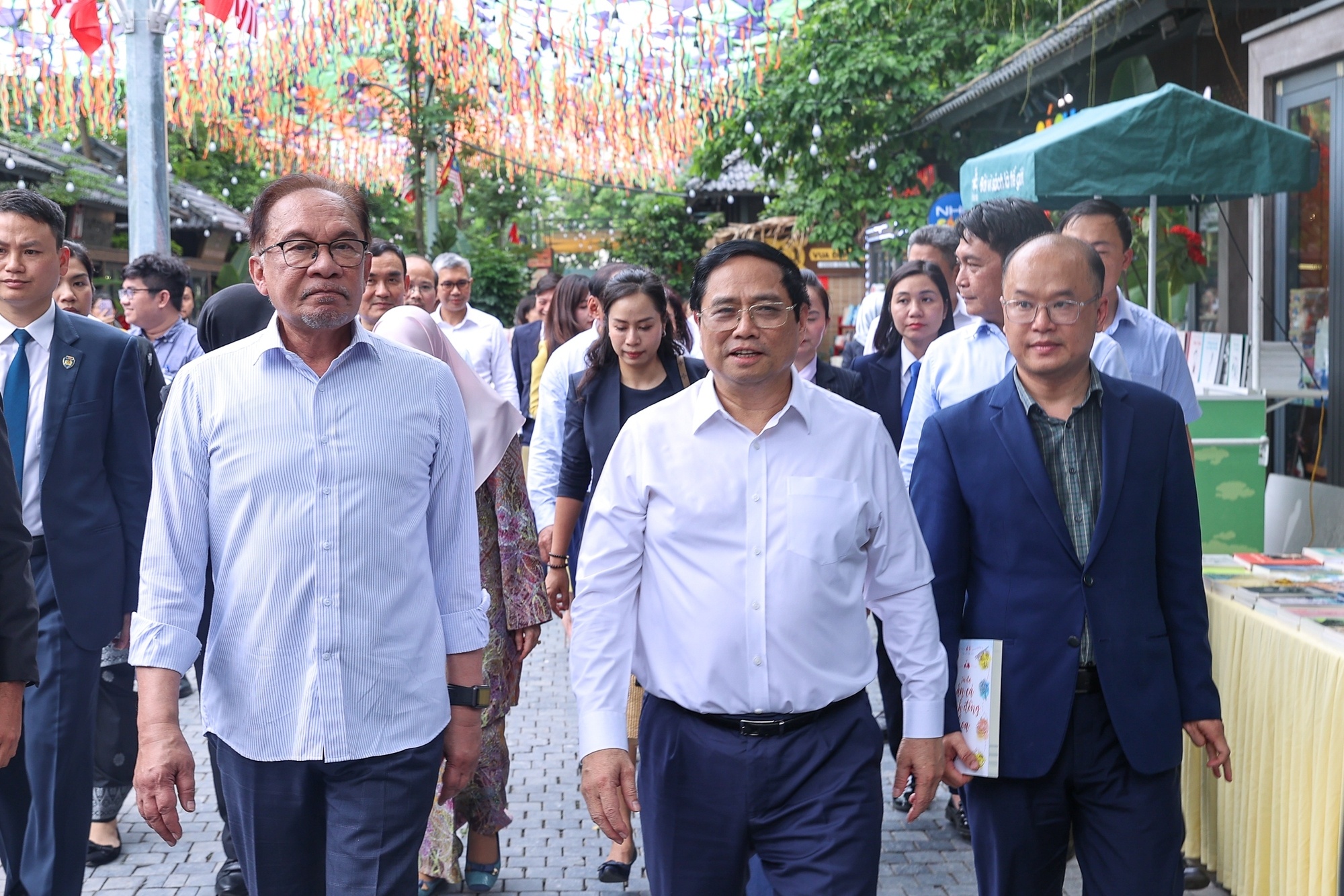 Nhân dịp Thủ tướng Chính phủ Malaysia Anwar Ibrahim và Phu nhân thăm chính thức Việt Nam, trưa 21/7, Thủ tướng Chính phủ Phạm Minh Chính và Phu nhân đã mời Thủ tướng Anwar Ibrahim và Phu nhân cùng thăm phố sách Hà Nội, thưởng thức hương vị cà phê Việt Nam (Ảnh: VGP).