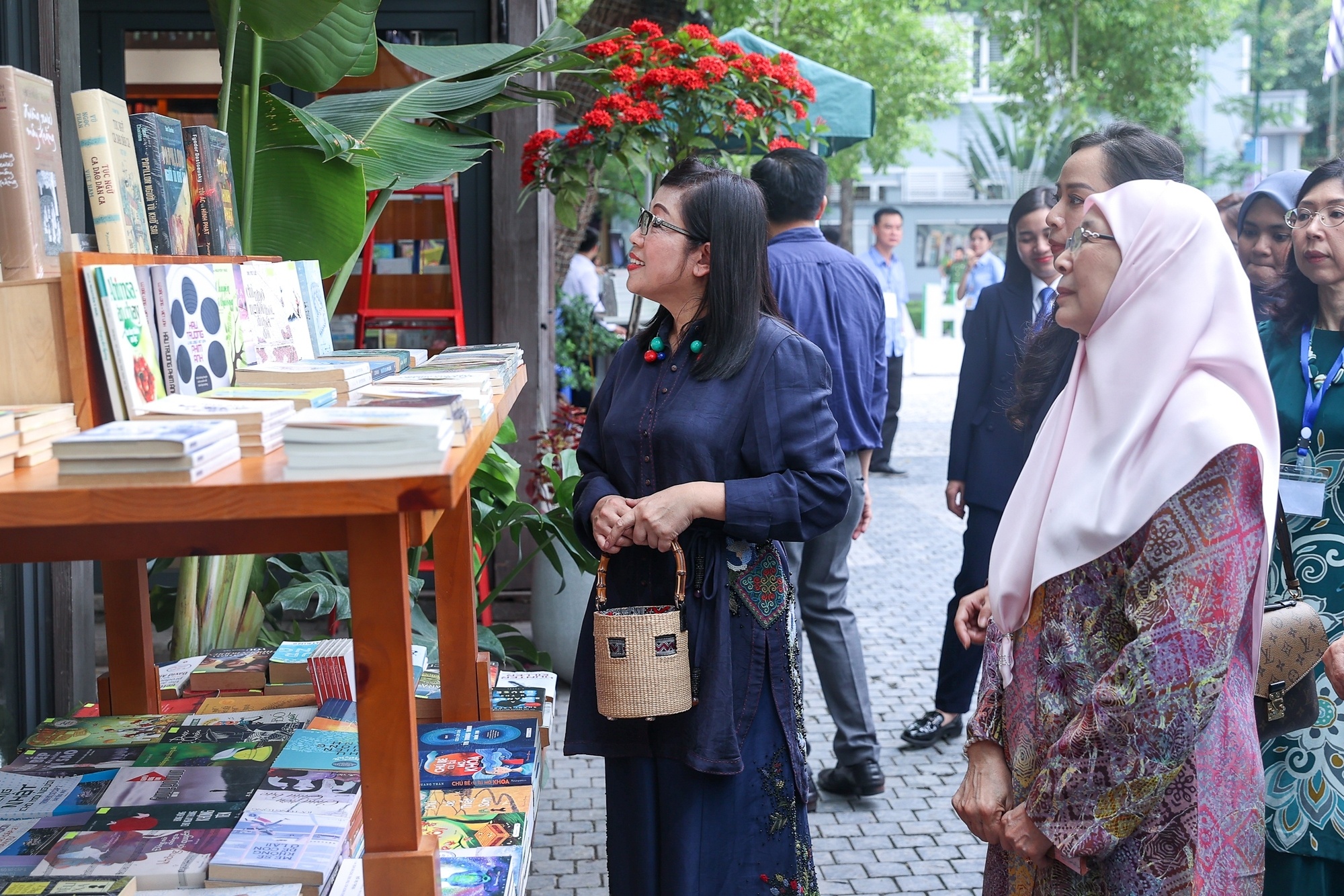 Nơi đây có không gian yên bình, mát mẻ. Ngoài các gian hàng sách, còn có chỗ dành cho các hoạt động văn hóa ngoài trời, các cuộc tọa đàm, giao lưu, phát triển văn hóa đọc, giao lưu, giới thiệu sách; trạm tra cứu thông tin điện tử công cộng - sách điện tử, có wifi miễn phí, quầy bán đồ lưu niệm, hoa tươi và nhiều cây xanh, tiểu cảnh... Phố sách thiết kế nhiều ghế ngồi ngay giữa dải phân cách, các khoảng trống giữa các gian hàng, để mọi người có thể nghỉ chân hay đọc sách (Ảnh: VGP).