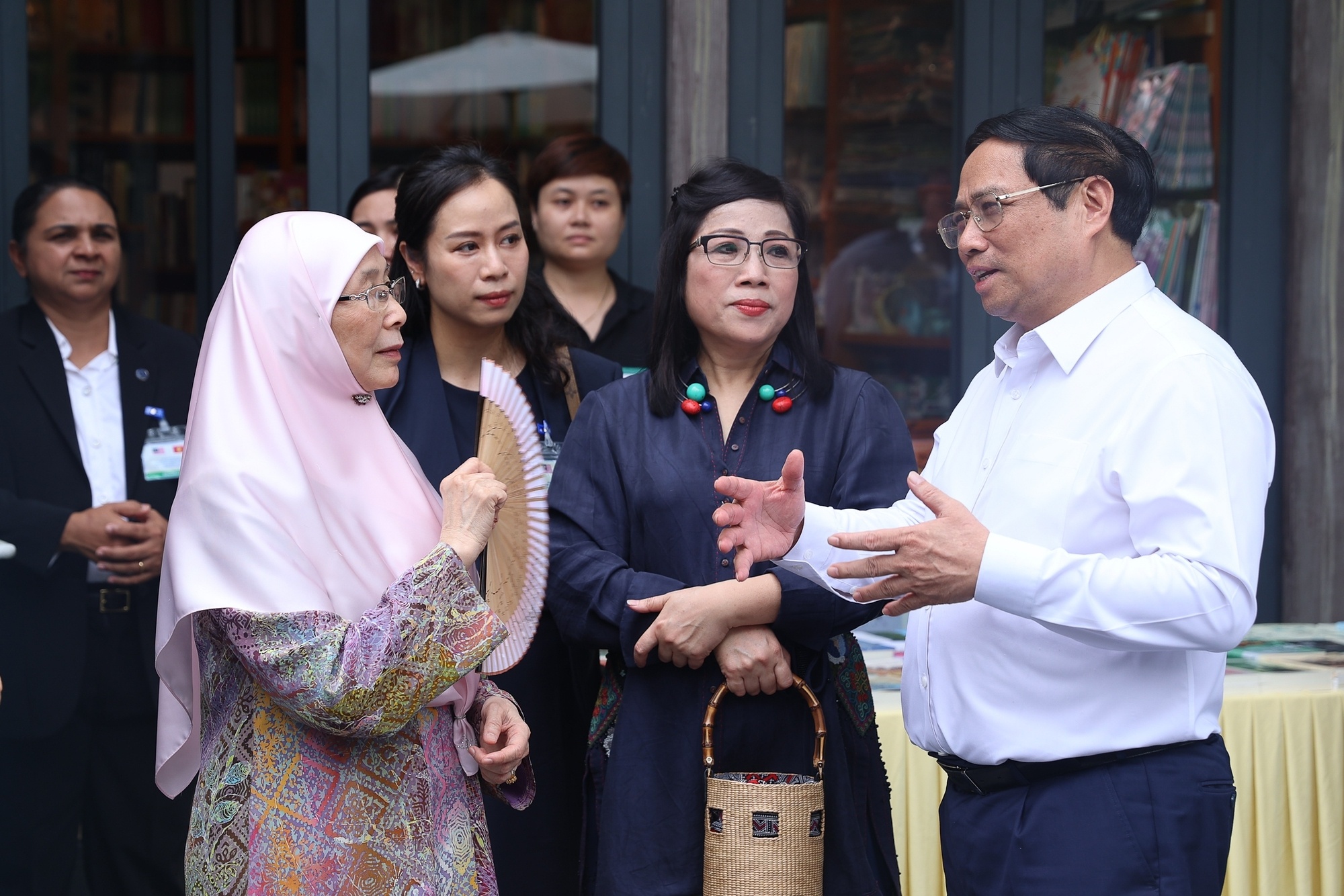 Đảng và Nhà nước Việt Nam rất coi trọng và có nhiều chủ trương, chính sách nhằm khuyến khích và phát triển văn hóa đọc trong toàn xã hội. Thủ tướng Chính phủ đã có quyết định lấy ngày 21/4 hàng năm là ngày Sách Việt Nam; đồng thời ban hành đề án "Phát triển văn hóa đọc trong cộng đồng đến năm 2020, định hướng đến năm 2030" (Ảnh: VGP).