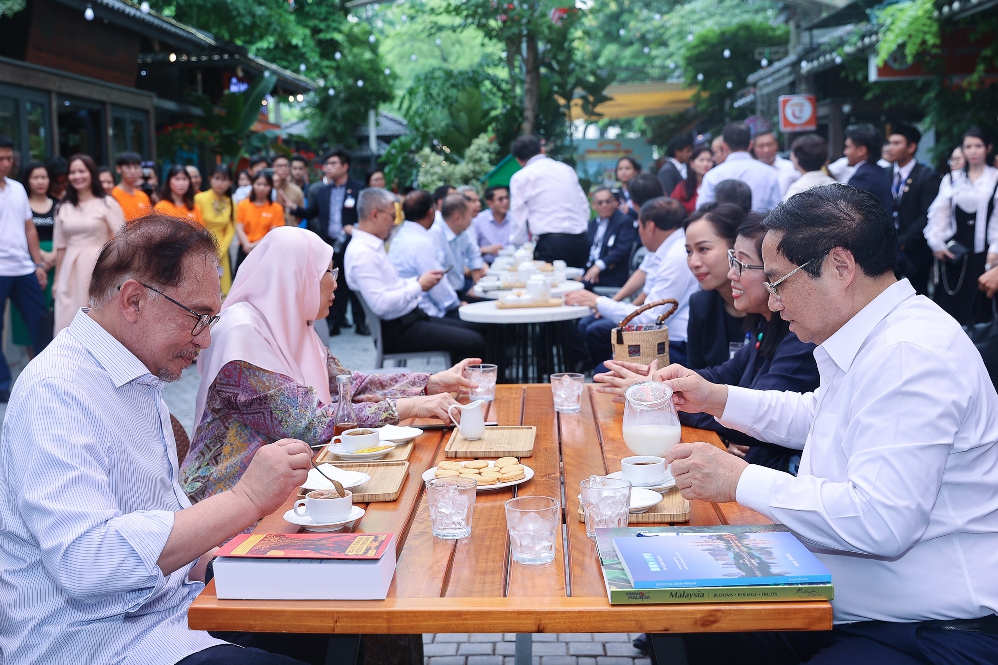 Đây là lần đầu tiên Thủ tướng Malaysia Anwar Ibrahim thăm Việt Nam. Mặc dù với lịch hoạt động dày đặc, song hai Nhà lãnh đạo dành cho nhau khoảng thời gian quý báu thăm phố sách, cho thấy sự thân tình, cởi mở giữa hai nhà lãnh đạo (Ảnh: VGP).