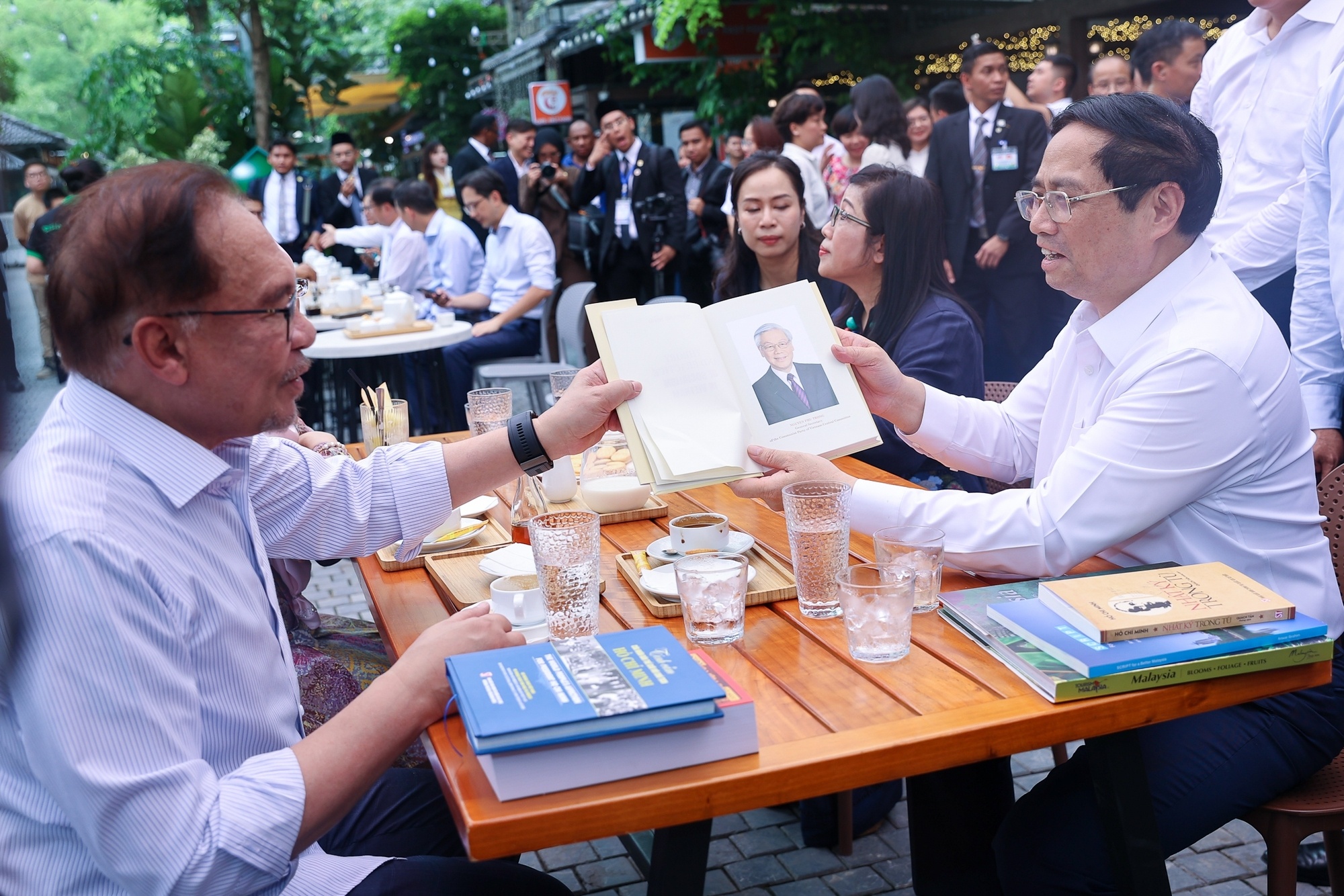 Thủ tướng Phạm Minh Chính giới thiệu và tặng Thủ tướng Malaysia Anwar Ibrahim cuốn sách của Tổng Bí thư Nguyễn Phú Trọng (Ảnh: VGP).