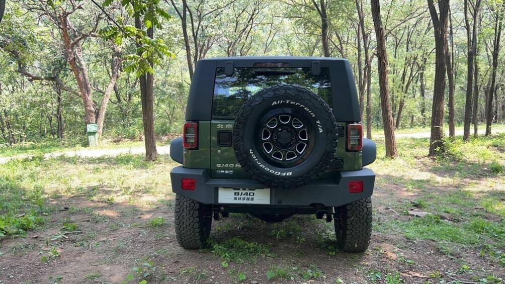 Thay đổi tiếp theo của phiên bản đặc biệt này là giá đỡ lốp dự phòng phía sau được làm chắc chắn hơn.