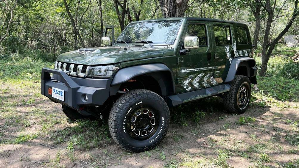 Phiên bản băng rừng nhiệt đới Beijing BJ40 đã chính thức ra mắt với giá bán từ 269.900 Nhân dân tệ (866 triệu đồng).