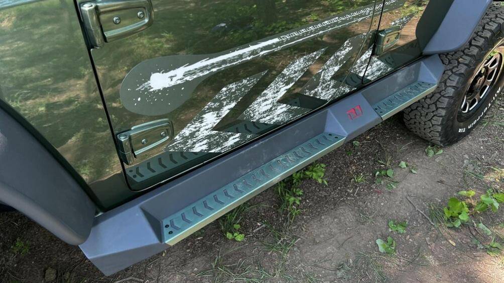 Beijing BJ40 Rainforest Crossing Edition mới sở hữu lớp sơn xanh rừng rậm kết hợp cùng vòng hoa bắt mắt.