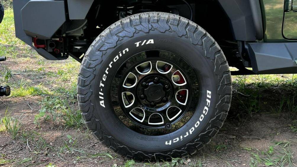 Bộ mâm thiết kế xe địa hình, trong đó, bao bọc la-zăng của xe là bộ lốp BFGoodrich All-terrain T/A chuyên dụng dành cho xe đi địa hình.