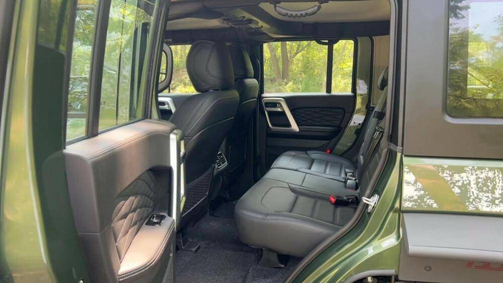 Xe còn được trang bị giảm xóc nitơ điều chỉnh 23 cấp tùy chỉnh, giúp nâng gầm lên 34 mm và có thể lội nước sâu tới 825 mm.