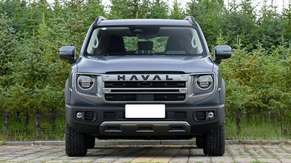 Haval Big Dog 2023 sở hữu lưới tản nhiệt với những nan nằm ngang dày dặn, sơn màu xám nhám khỏe khoắn thay vì mạ crôm khá giống với Land Rover Defender.