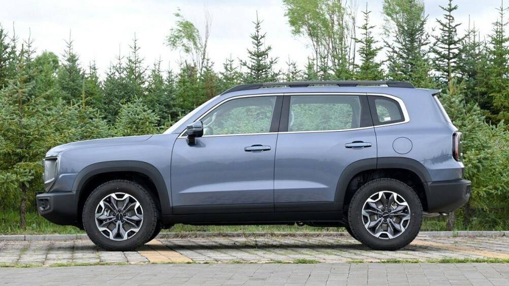 Bộ vành mới của xe có thiết kế 5 chấu kép thể thao hơn trước. Trong khi đó, gương chiếu hậu vuông vức, to bản và baga nóc nổi bật.