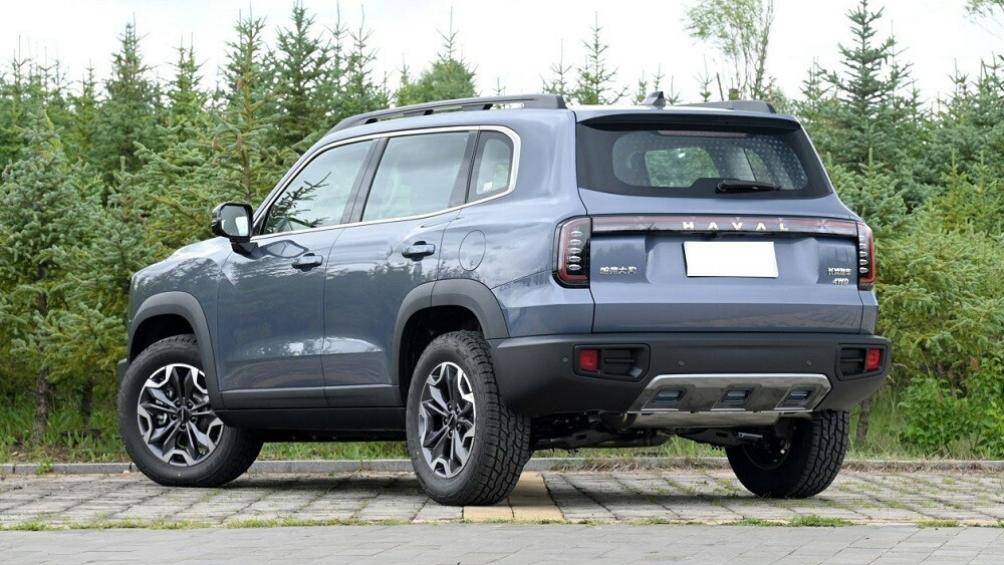 Đằng sau xe, Haval Big Dog 2023 tiếp tục dùng cụm đèn hậu nằm dọc và nối với nhau bằng dải đèn ở giữa.