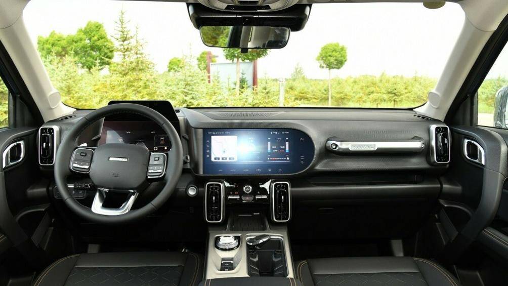Nội thất của Haval Big Dog 2023 được thiết kế theo phong cách SUV việt dã và có tay nắm nằm trên mặt táp-lô bên phía ghế phụ lái.