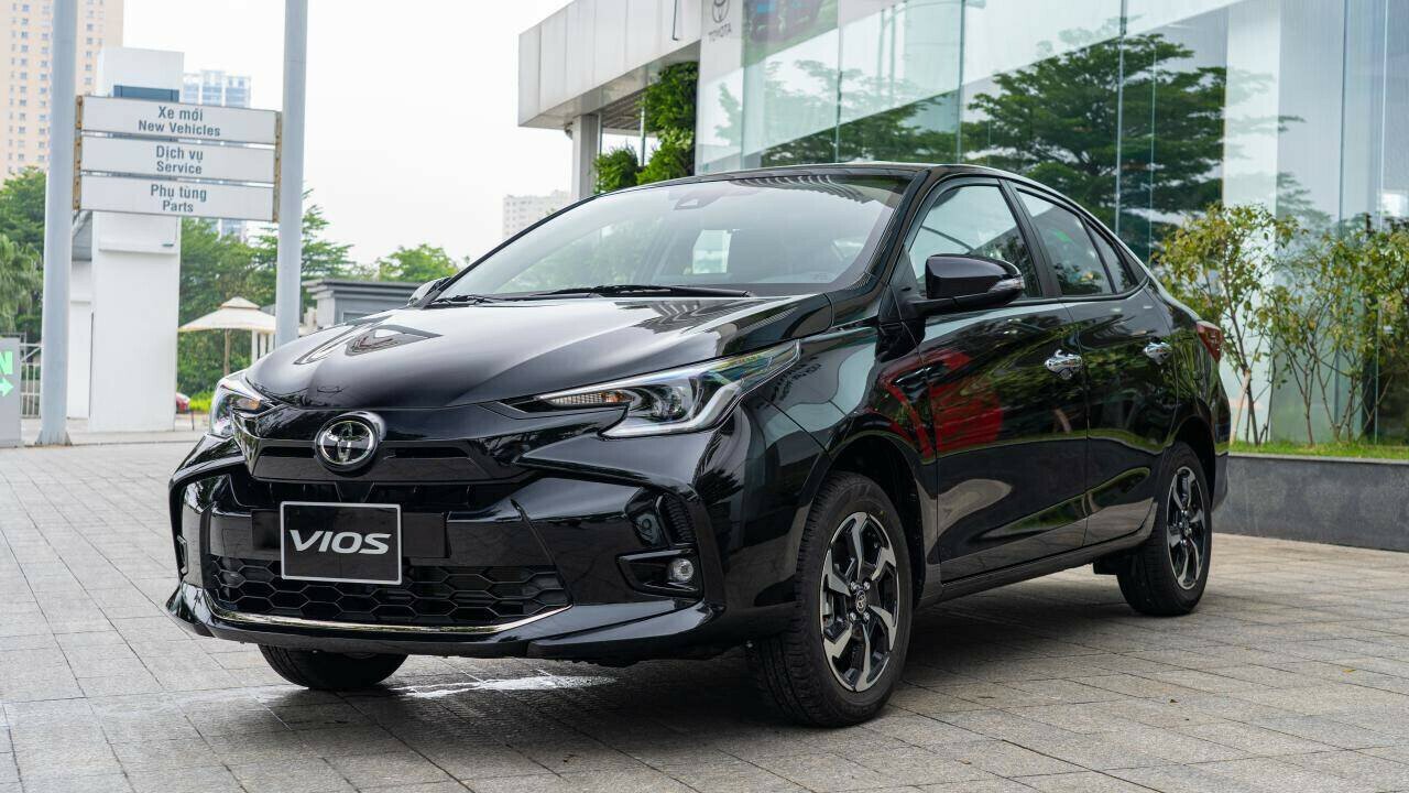 2. Toyota Vios (từ 479-592 triệu đồng): Mẫu xe xếp ngay sau Hyundai Accent ở phân khúc sedan hạng B cũng đang là cái tên bán chạy thứ hai trong tầm giá 500 triệu đồng. Doanh số cộng dồn từ đầu năm của Vios đạt 5.425 chiếc, lọt nhóm 10 ô tô bán chạy nhất thị trường.