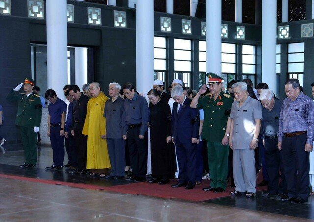 Ông Đỗ Văn Chiến, Bí thư Trung ương Đảng, Chủ tịch Ủy ban Trung ương Mặt trận Tổ quốc Việt Nam dẫn đầu đoàn Ủy ban Trung ương Mặt trận Tổ quốc Việt Nam vào viếng.